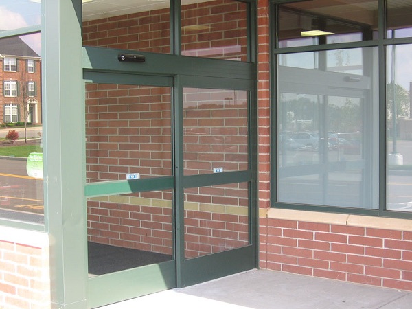 Sự tiến hóa trong công nghệ và thẩm mỹ của cửa tự động