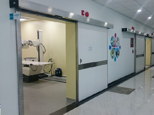 Cửa tự động sử dụng chất liệu chì được lắp đặt trong bệnh viện