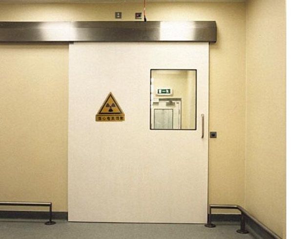 Cửa tự động sử dụng chất liệu chì được lắp đặt trong bệnh viện