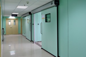 Cửa tự động sử dụng chất liệu chì được lắp đặt trong bệnh viện
