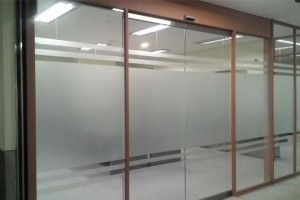 Cửa tự động và lựa chọn độ dày kính cường lực phù hợp
