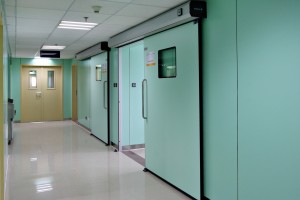 Tại sao cần sử dụng cửa tự động trong bệnh viện